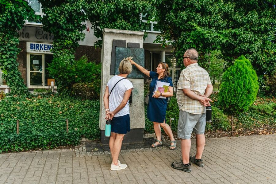 Warsaw: Warsaw Ghetto Private Walking Tour with Hotel Pickup - Everyday life inside the ghetto