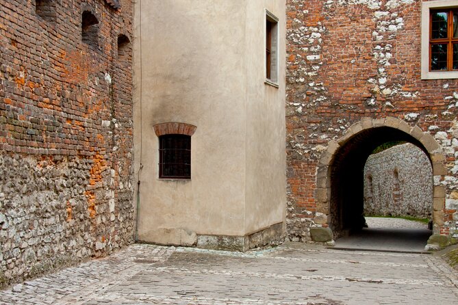 Wawel Castle and Cathedral Guided Walking Tour in Kraków - Who should book this Wawel tour?