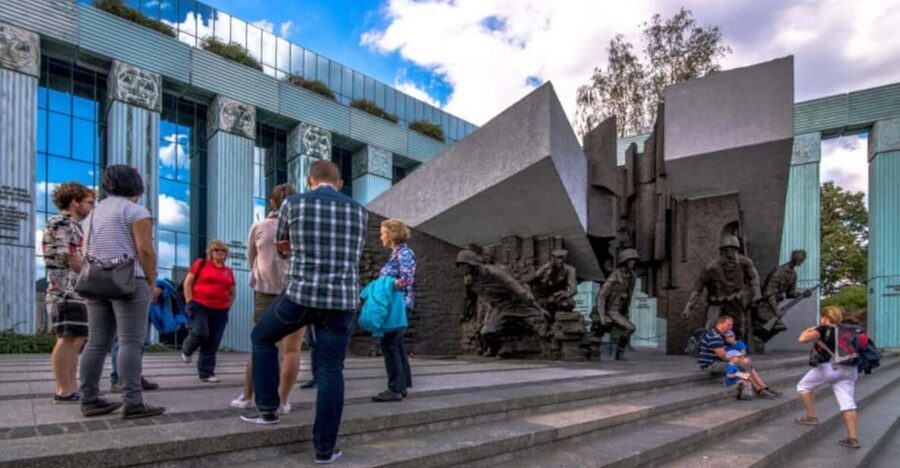 World War 2 in Warsaw walking tour in English - Old photographs make vanished Warsaw visible