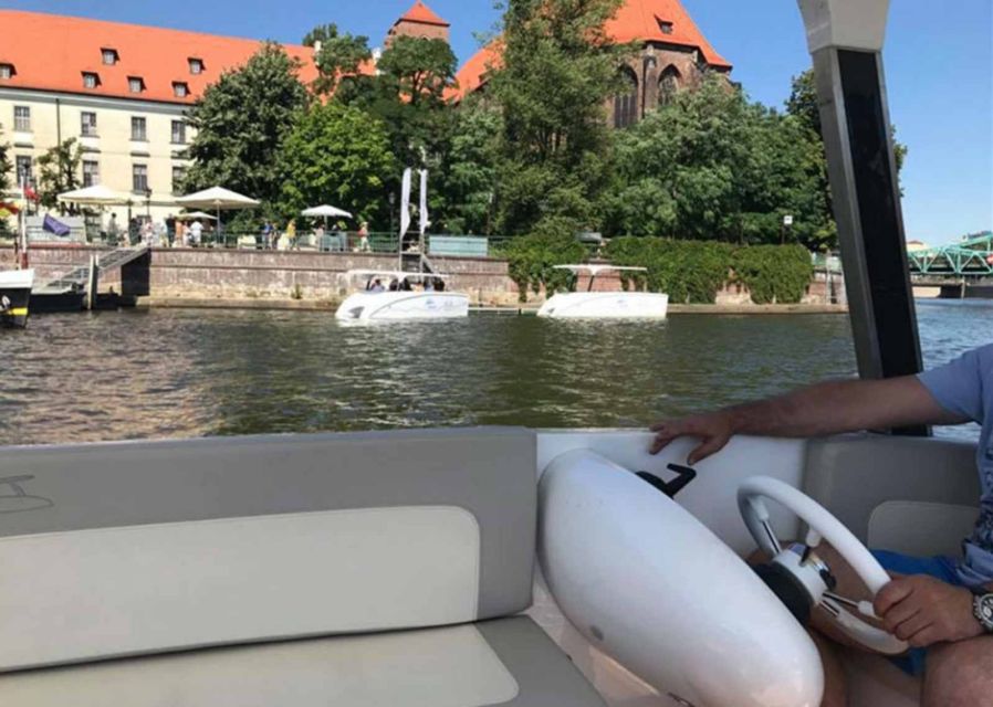 Wroclaw: City Walk and Cruise by Luxury Solar Catamaran - Guide style and group size