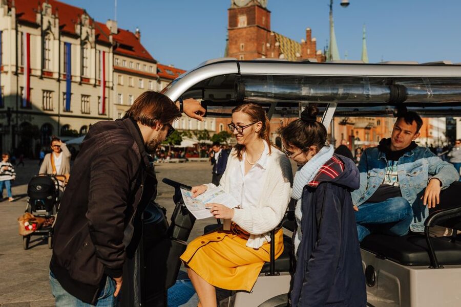 Wroclaw: E-Car Tour and Audio Guide - Audio guide or live guide?
