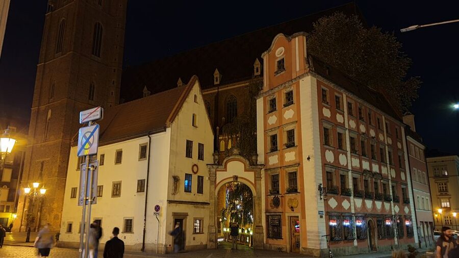 Wroclaw: Guided City Night Tour (2 hours) - Gardens, the market hall, and the first river views
