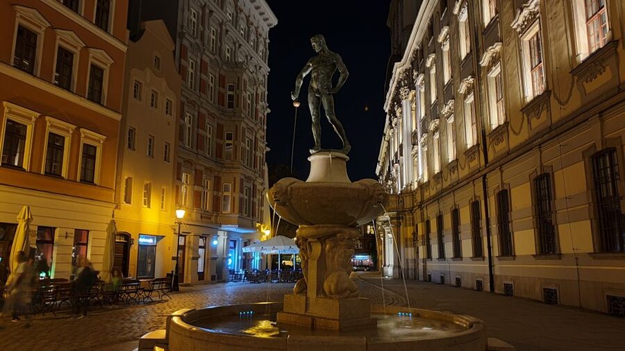 Wroclaw: Guided City Night Tour (2 hours) - The optional gondola ride at Przystań Kardynalska