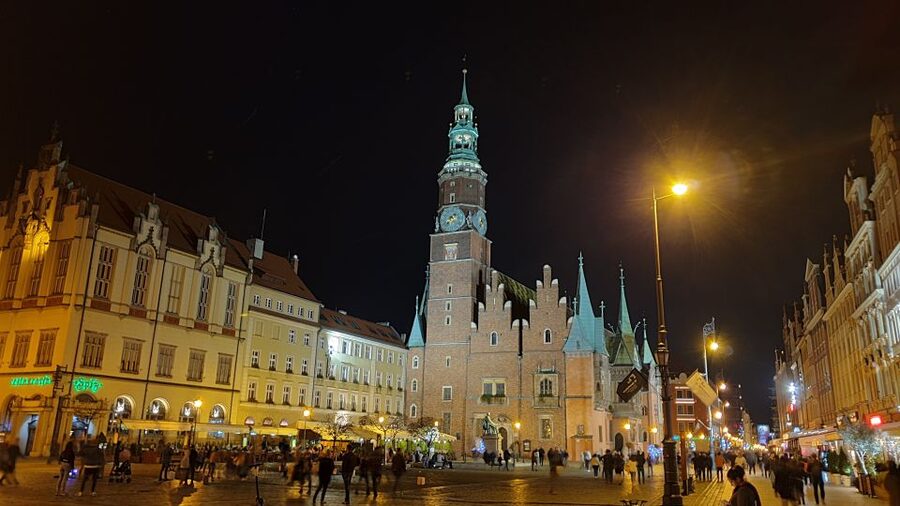 Wroclaw: Guided City Night Tour (2 hours) - Guide quality and the feel of the commentary