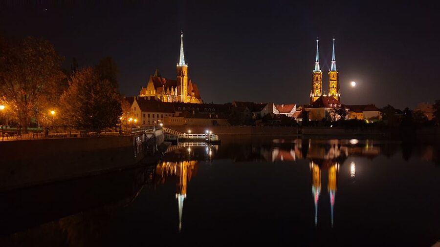 Wroclaw: Guided City Night Tour (2 hours) - Medieval traces and the Fencer Fountain