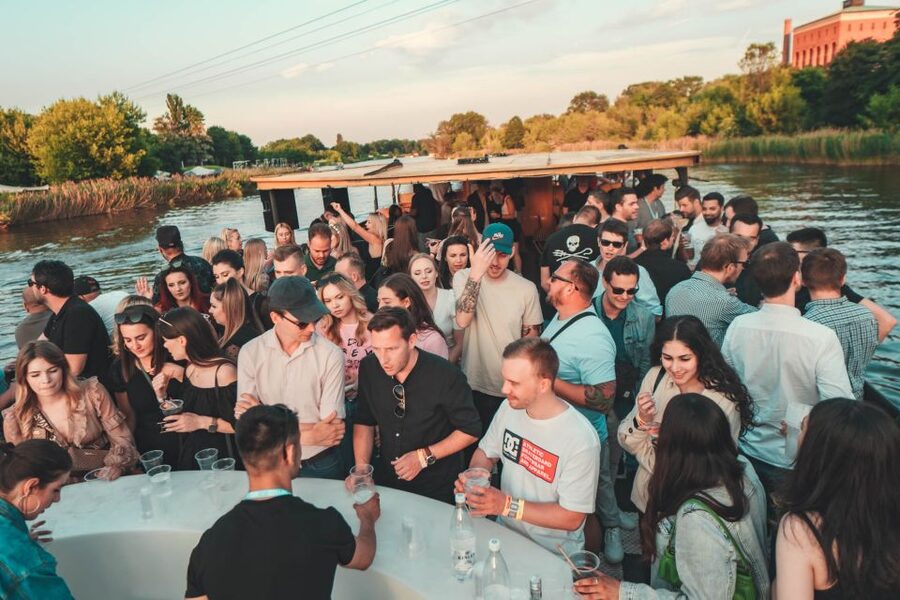 Wroclaw: Oder River Boat Party with Unlimited Drinks - What the two-hour open bar includes
