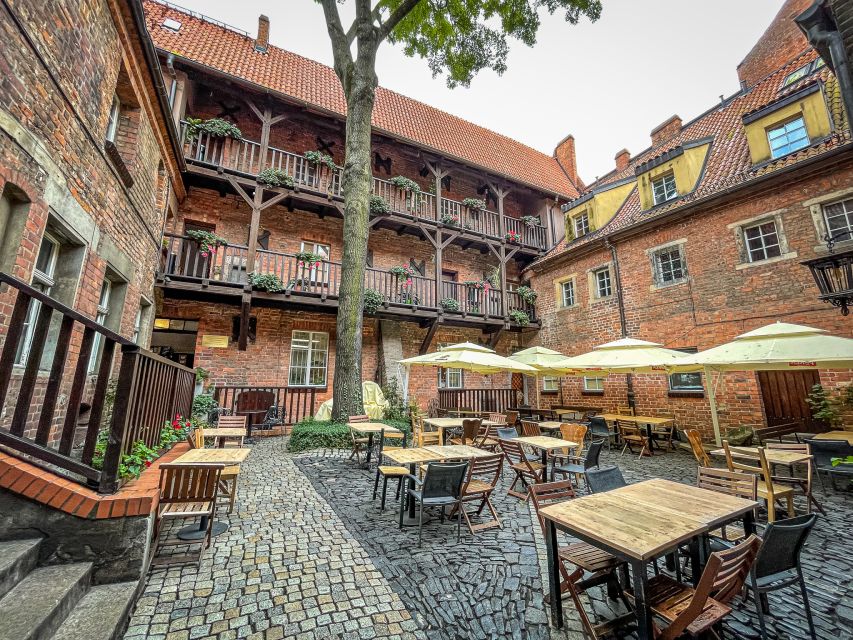 Wrocław: Old Town and Ostrów Tumski Walking Tour in English - How the guides shape the experience