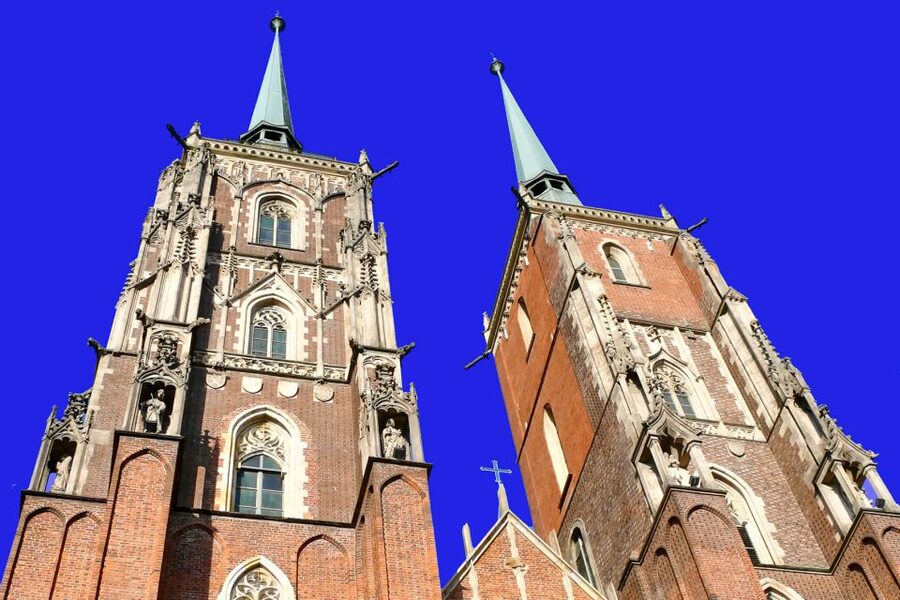 Wroclaw: Private Old Town Guided Walking Tour (2 hours) - Crossing Tumski Bridge toward the oldest quarter