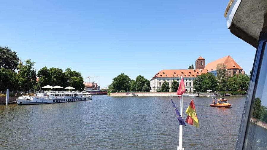 Wrocław: Short City Walk and Boat-Cruise - St. Elizabeth’s Church and Wrocław’s small symbols